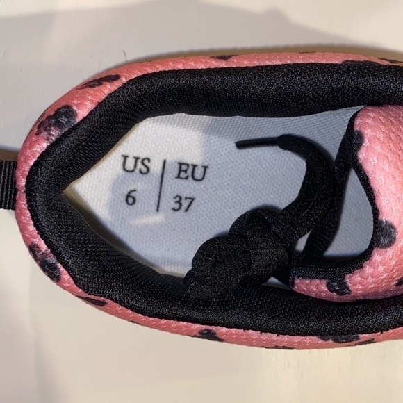 Disney Boutique Mickey And Minnie kissing Sneakers size 6 - Picture 5 of 5